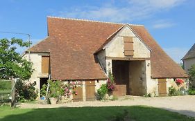 Belle grange au milieu de la campagne et des chevaux